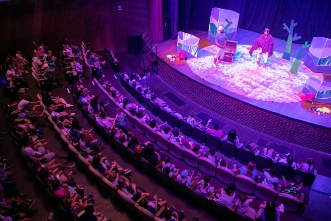 Alunos de escolas públicas de São Sebastião assistem à peça no Teatro Municipal