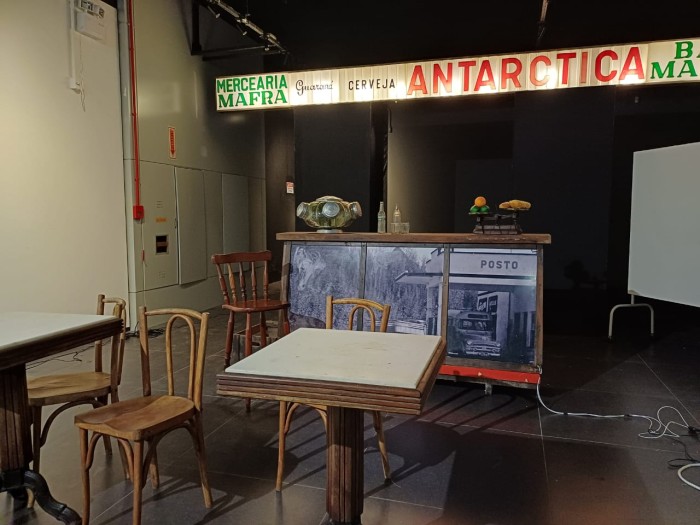 Museu da Imagem e do Som recebe exposição com peças cenográficas que remetem a filmes antigos