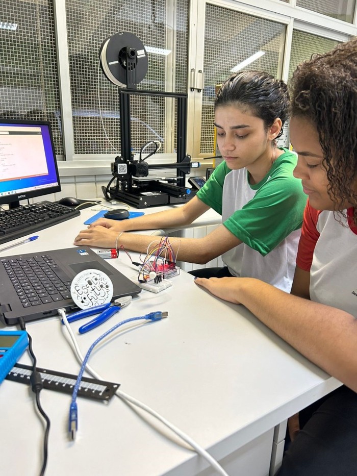 Escola de Cachoeiro de Itapemirim inicia projetos com robótica educacional