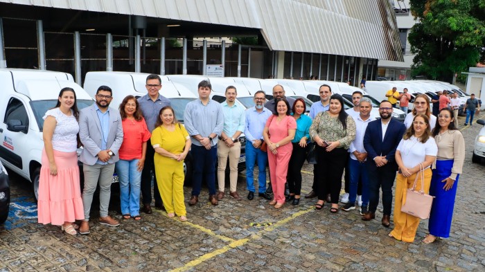 Secretaria de Educação entrega nova frota de veículos para Gerências Regionais
