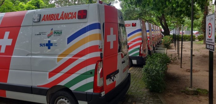 Governo do Piauí entrega 10 novas ambulâncias para hospitais da rede estadual de saúde 