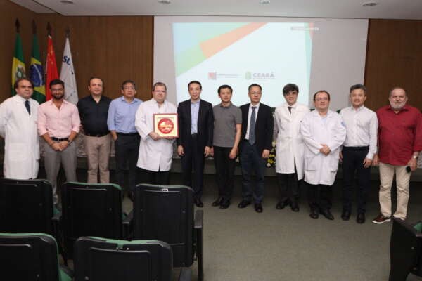 Hospital de Messejana recebe comitiva de médicos chineses para simpósio e procedimento cirúrgico conjunto