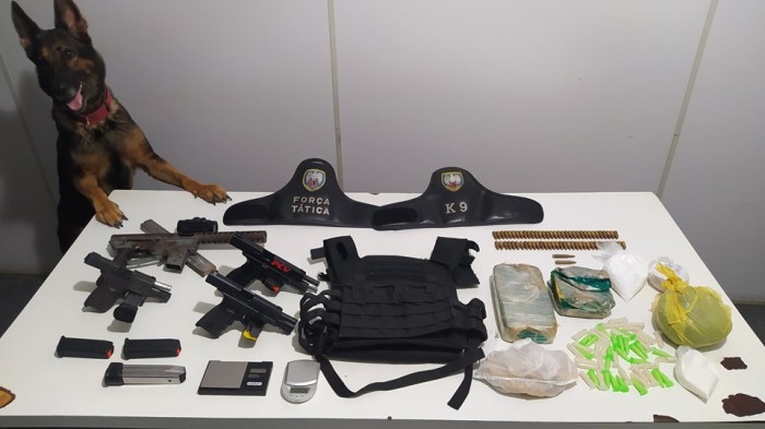 Polícia Militar realiza prisão de indivíduos com armas de fogo e drogas em Aracruz