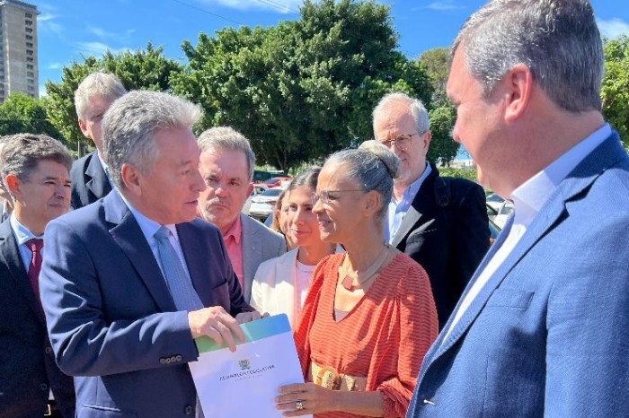 Em evento, Hashioka entrega pedido de PEC à ministra Marina Silva