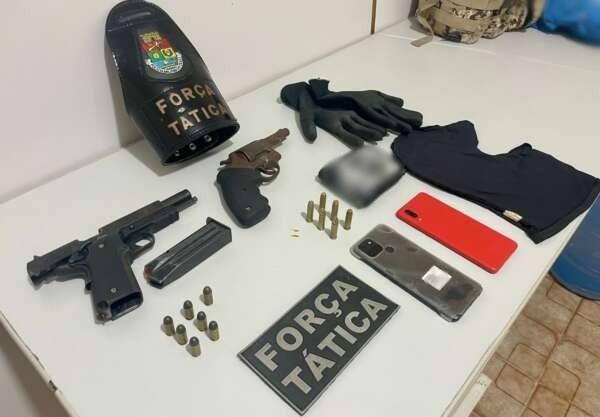 PMCE prende dupla com armas e munições em Fortim