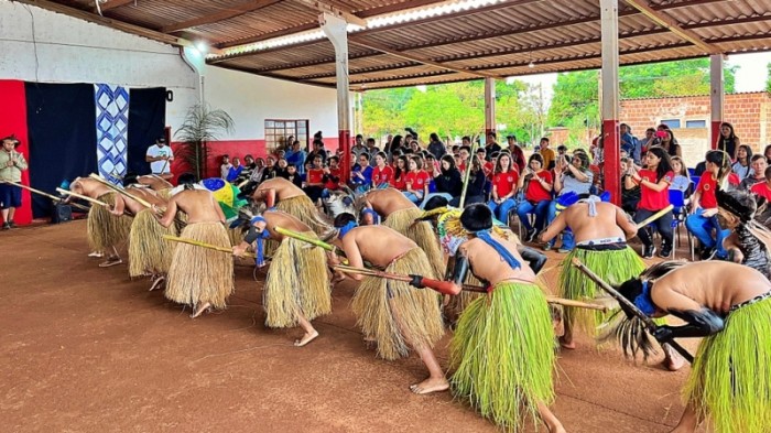 Alunos da Escola Cívico-Militar de Costa Rica visitam comunidade indígena e...