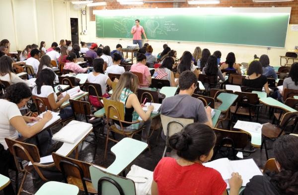 Vereador requer informações sobre a implantação do curso preparatório pré-vestibular, concurso e Enem