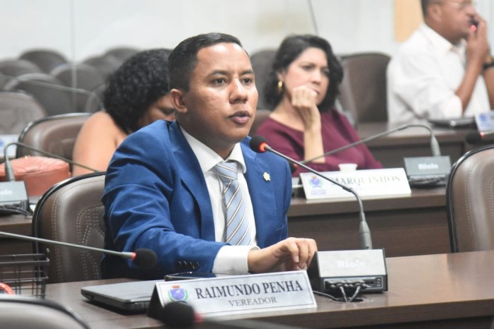 Caroline Salgado participa de debate na Câmara para esclarecer questões da gestão da educação municipal
