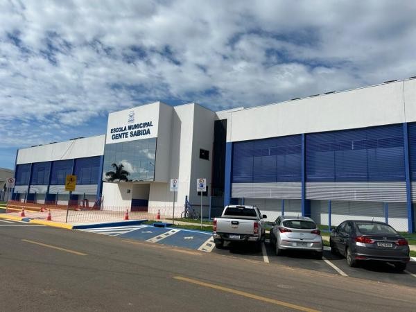 Vereadores visitam Escola Gente Sabida e cobram da construtora reparos na estrutura física do prédio