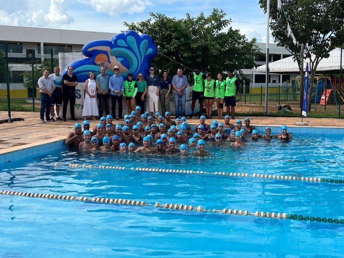 Projeto Nós Podemos Nadar recebe apoio do Sicoob para construção de academia