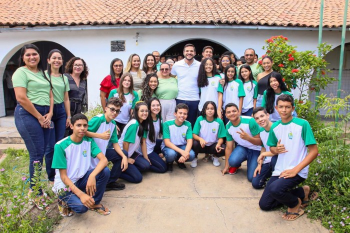 Governador Rafael e secretário da Educação assinam ordem de serviço para quadra poliesportiva de escola em São Lourenço do Piauí
