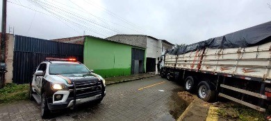 Caminhão e carga avaliada em quase 130 mil reais são recuperados pela PMCE em Maracanaú