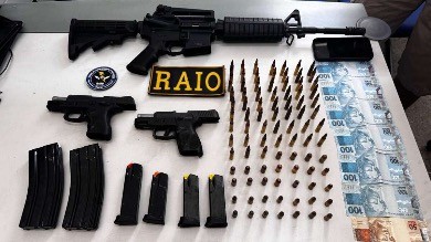 PMCE captura suspeito em posse de fuzil e duas pistolas em Iguatu