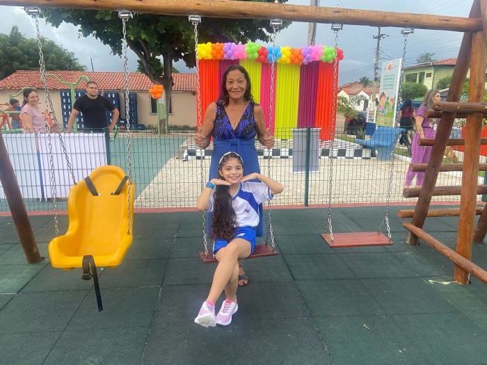 Moradores de Maranguape e Pentecoste festejam a inauguração de novas brinquedopraças nos municípios