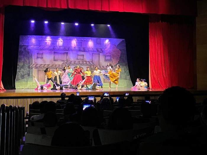 Crianças de oito unidades públicas se encantam em espetáculo infantil de dança