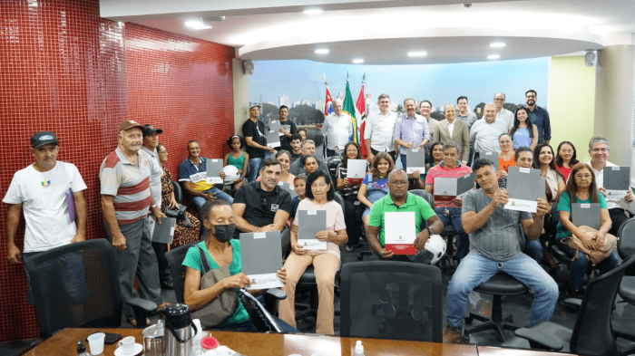 Munícipes recebem escritura de imóveis regularizados