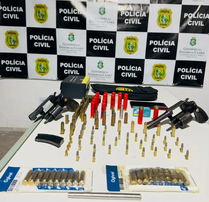 Ação conjunta resulta na prisão de dois homens e na apreensão de armas e mais de 200 munições na RMF