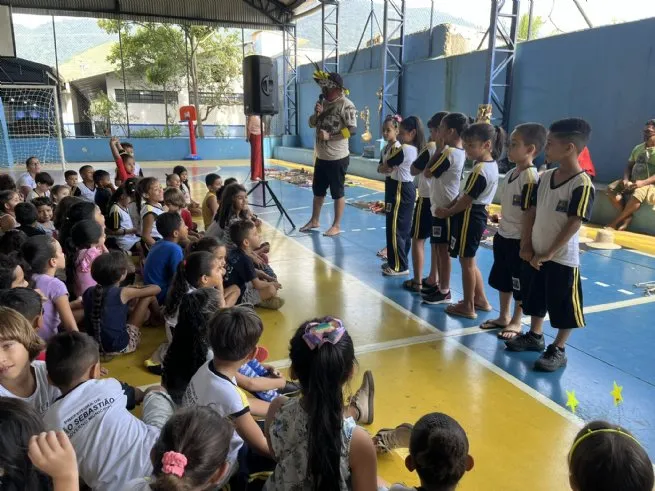 Estudantes da EM Joana Reis, no Canto do Mar, recebem visita de indígenas