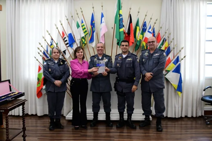 Alunos do CAO 2023 apresentam coletânea ao comandante-geral