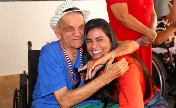 Primeira-dama Karynne Sotero visita Casa do Idoso que vai receber alimentos arrecadados na Agrotins