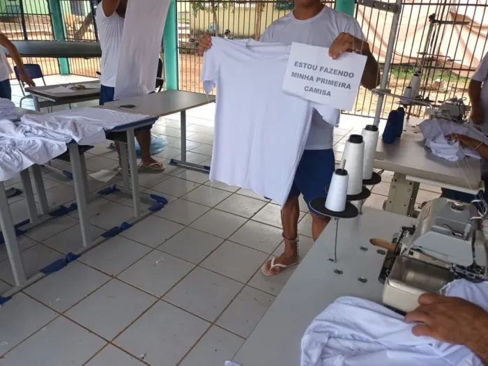 Internos da Penitenciária de Bom Jesus aprendem a costurar e confeccionam uniformes