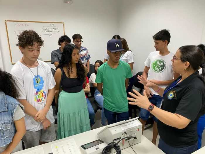 Alunos do Nuca e usuários do Cras visitam Cartório Eleitoral
