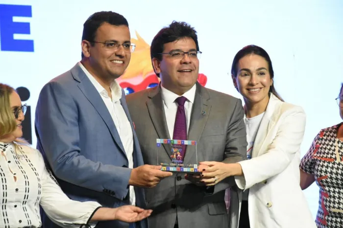 Governador premia 78 escolas que receberão até R$80 mil em incentivos