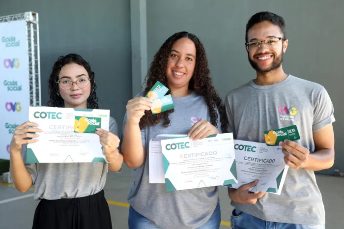 Beneficiários dos Programas da Juventude da OVG recebem cartões do Crédito Social, Bolsa Qualificação e certificados de cursos capacitação (Foto: Aline Cabral)