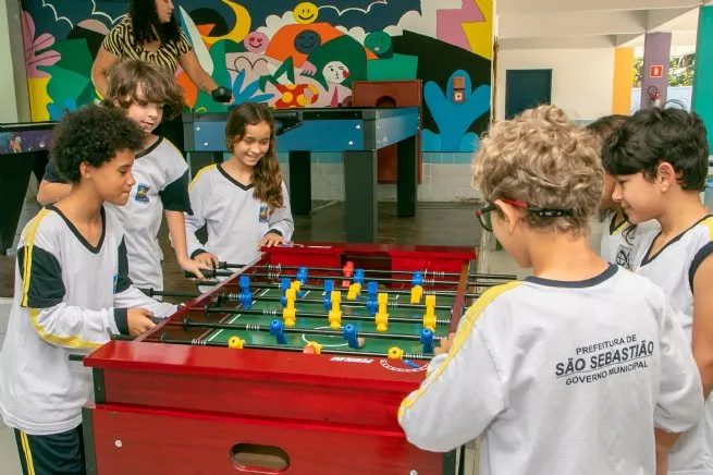 Prefeitura de São Sebastião entrega mesas de jogos para escolas da rede municipal