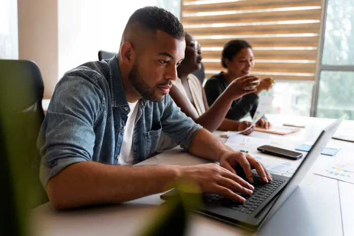 Inscrições Abertas: Programa QualificarES oferece cursos de qualificação profissional on-line
