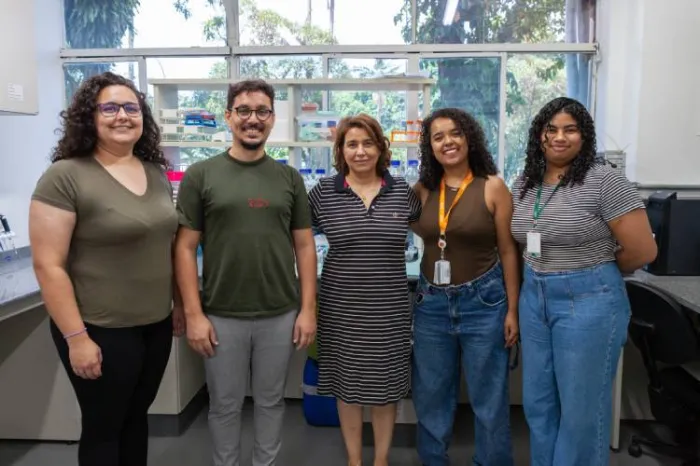 Ana Olívia Souza (centro) com a equipe de pesquisadores do LDI, no Instituto Butantan