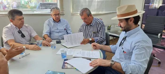 Dilador assina convênio durante a Agrishow