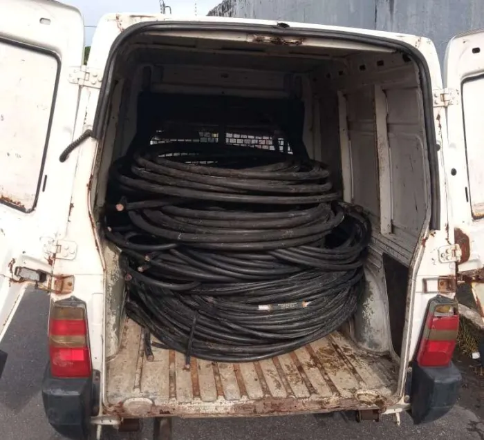 PMCE recupera 1,5 tonelada de fios no bairro Álvaro Weyne