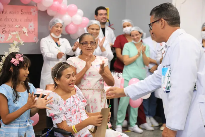Hospital de Câncer do Maranhão reúne profissionais e acompanhantes para celebração de aniversário de paciente