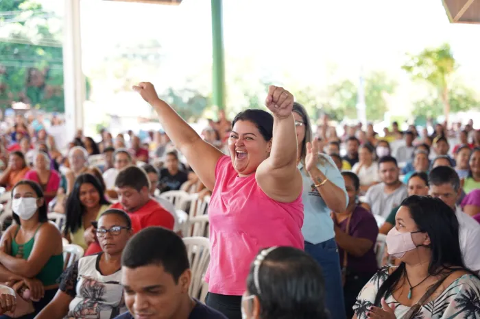 Emoção toma conta de família sorteada. Próxima etapa é entrega de documentação (Foto: Edgard Soares/Octacílio Queiroz)