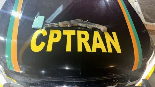 BPRE prende dupla armada e com celulares roubados no Cambeba