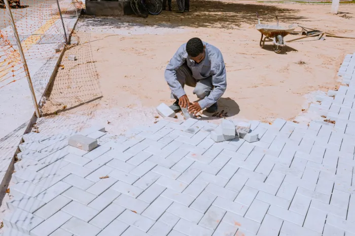 Obras na Praça de Coqueiros de Arembepe inicia com a construção de novos passeios