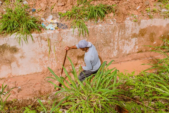 Limpeza de canais segue beneficiando moradores de Camaçari