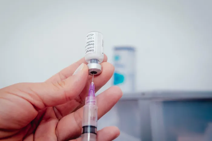 Governo inicia distribuição do segundo lote de vacinas contra a dengue a municípios da Grande Ilha