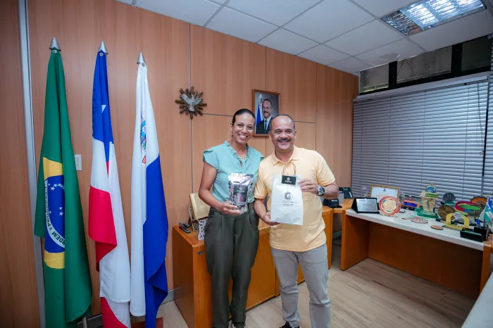 Prefeito Elinaldo conhece a marca camaçariense O Café da Vovó