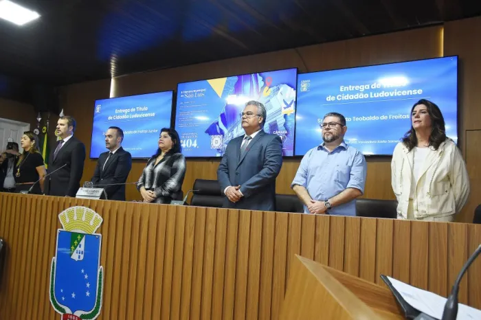Adalberto Teobaldo recebe das mãos de Karla Sarney titulo de Cidadão Ludovicense