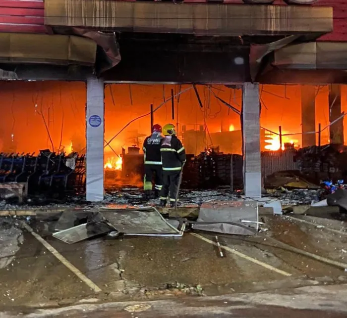 Em Manacapuru, Corpo de Bombeiros combate incêndio de grande proporção em supermercado