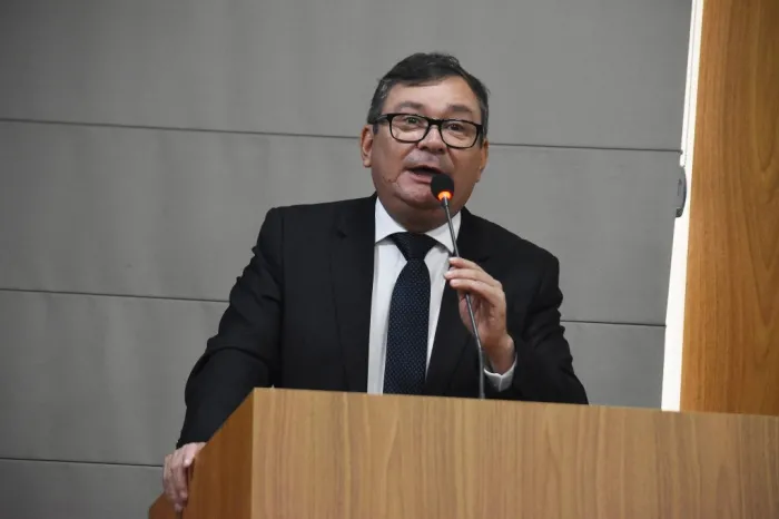Ivaldo Rodrigues critica situação precária da Rua Grande