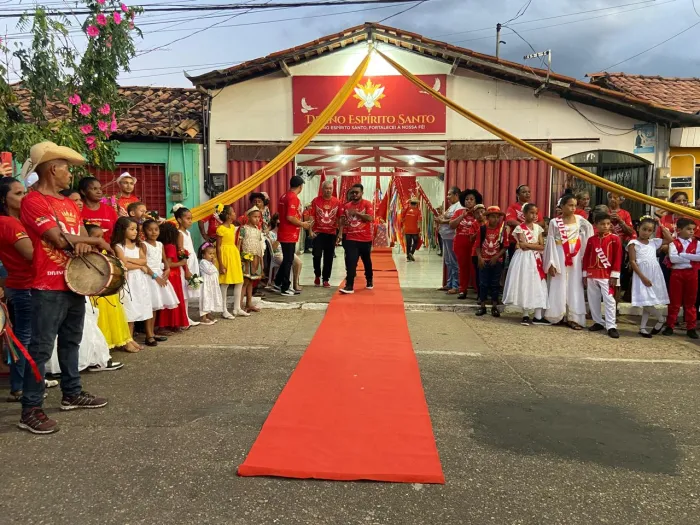 Cultura: Fiéis participam da 10ª Caminhada de abertura das Festividades do Divino Espírito Santo