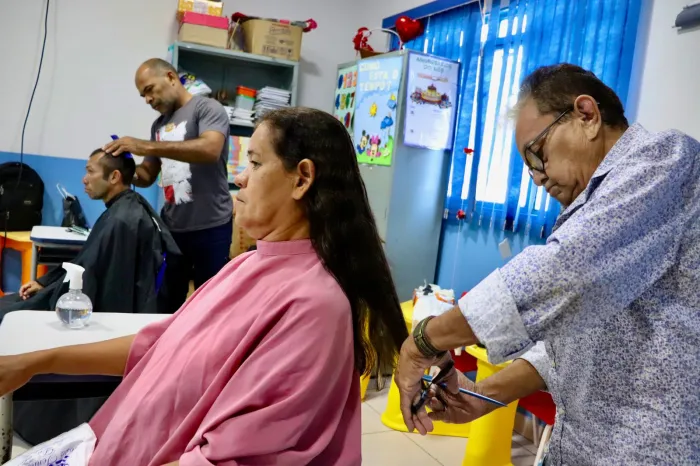 Moradores da Vila São José recebem serviços municipais do projeto Prefeitura nos Bairros