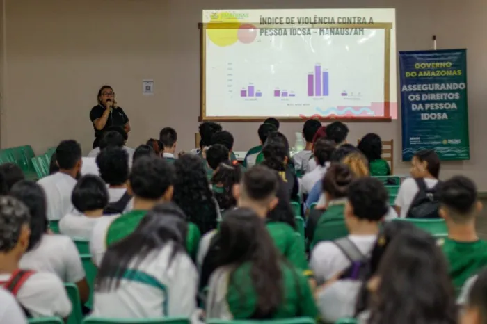 Sejusc realiza ação de conscientização sobre o envelhecimento em escola da zona leste de Manaus