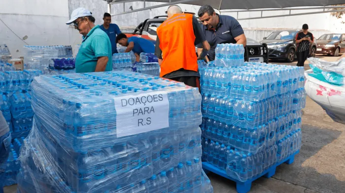 Defesa Civil envia primeiro caminhão baú carregado para o RS