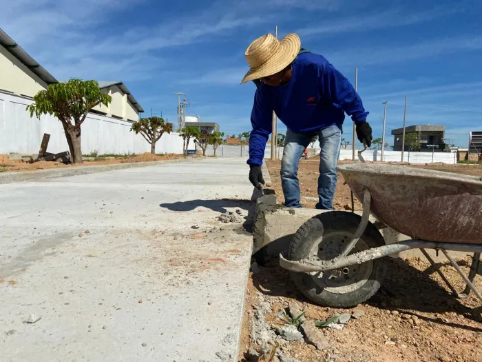 Sevop: Inicia a obra de uma praça no bairro Cidade Jardim ao lado da escola récem-construída