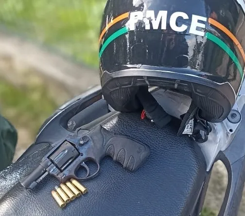 PMCE captura dupla com arma e munições no bairro Quintino Cunha