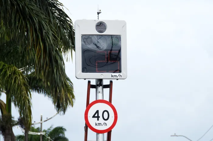 Equipamento de controle de velocidade passa por aferição em Praia Grande